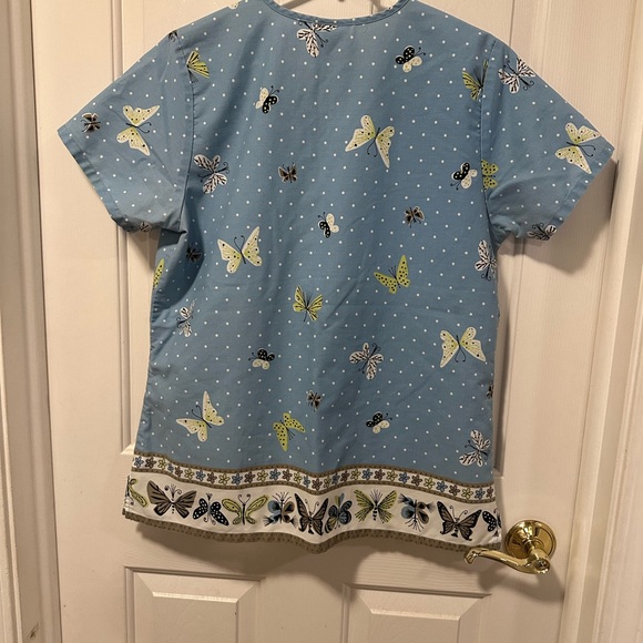 Scrub H.Q. medium scrub top. - Picture 2 of 2